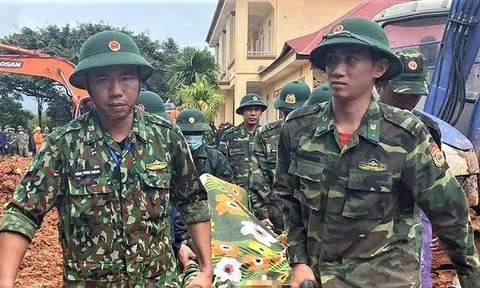 'Cả ngày họ đi cứu dân, có người chưa kịp ngủ'